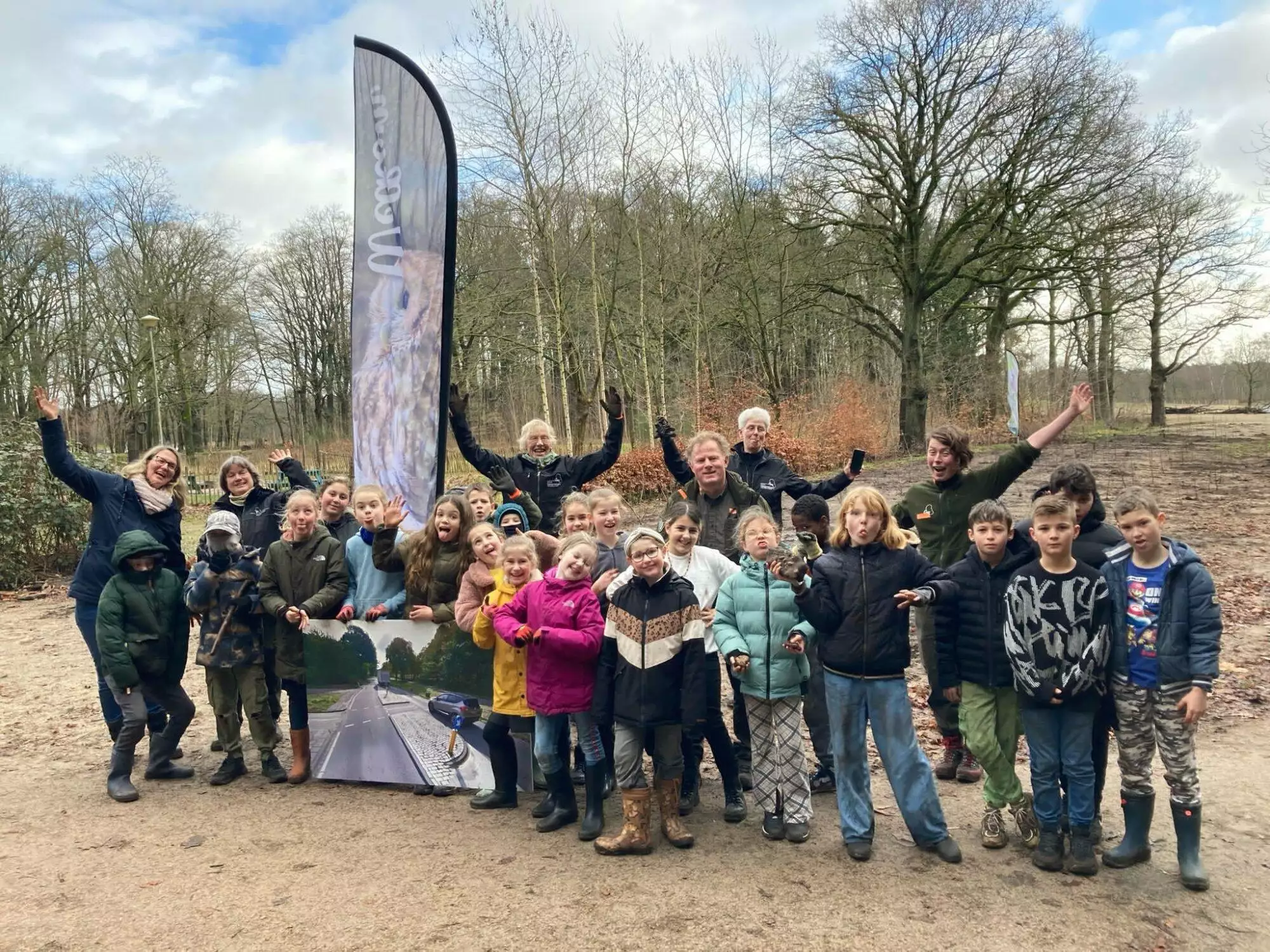 Kinderen van basisschool Villa Vrolik helpen met de ‘laatste loodjes’ en planten meer dan 100 boompjes