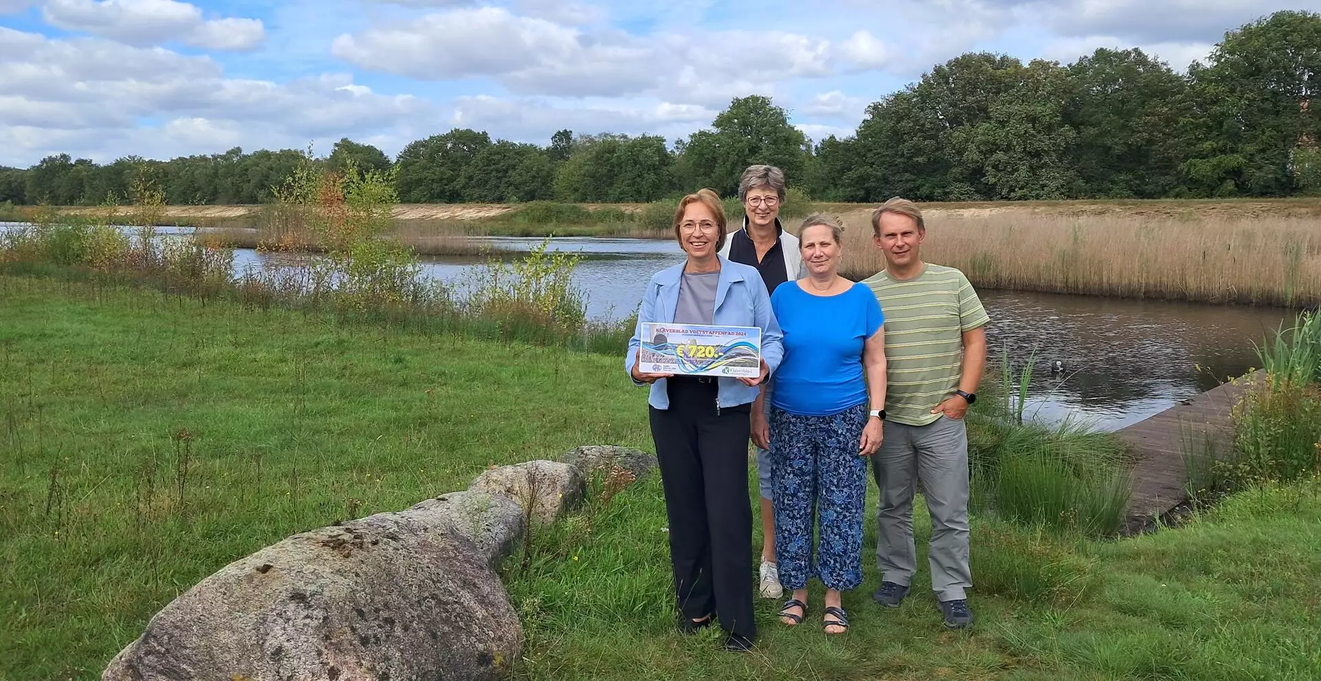 Klaverblad Voetstappenpadrally draagt met cheque bij aan herziening Voetstappenpad