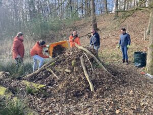NLDoet: broeihoop ringslang klaarmaken